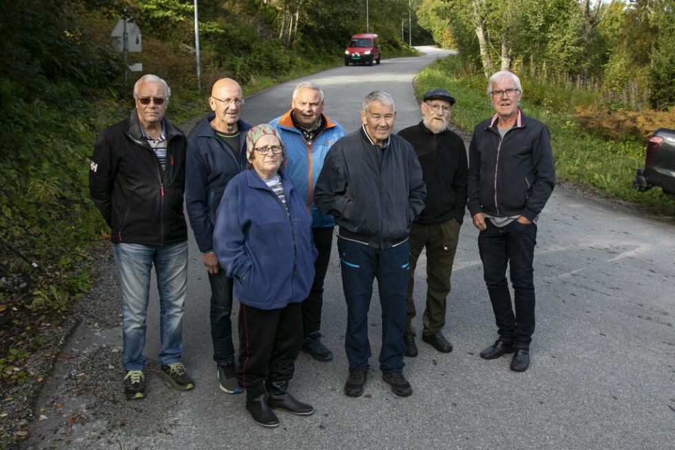 – Nyvegen har Kolvereid hatt i over hundre år. Den bør få beholde navnet sitt videre inn i Nærøysund, mener Jan Finnehaug (f.v.), Sigfred Rønning, Asbjørg Urdshals, Rolf Finnehaug, Harald Strøm, Tormod Urdshals og Per Arne Frelsø.