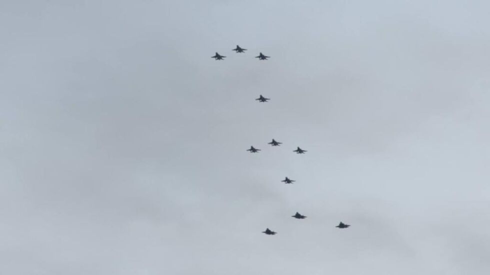 I dag kan vi se Luftforsvarets F-16-fly danne formasjoner over distriktet.
 Illustrasjonsfoto fra Luftforsvaret.