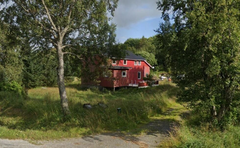 Austafjordveien 416 ble solgt for 550.000 kroner.
 Foto: Google