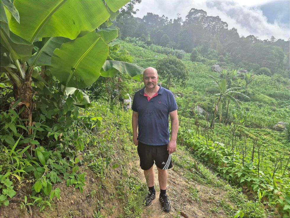 Langt hjemmefra – midt i det grønne. Joar Eide på tur gjennom Tanzanias frodige fjellandskap – omgitt av bananplanter, åkrer og nye inntrykk som satte dype spor.
 Foto: Privat
