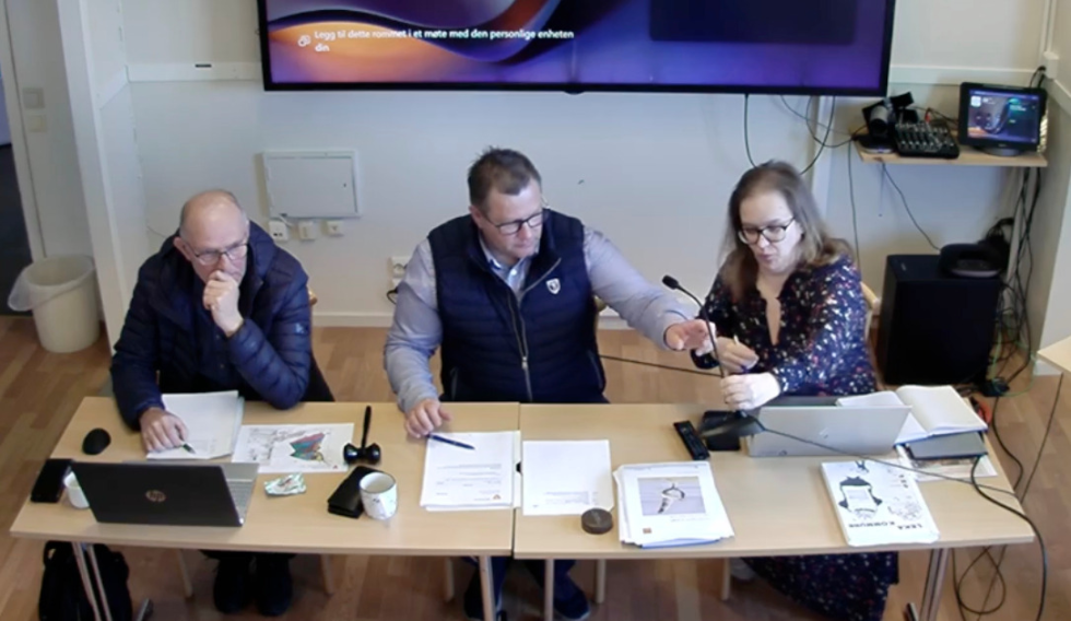 Det ble en hel del mikrofonbytting under møtet.
 Foto: Skjermdump Leka kommune-TV.