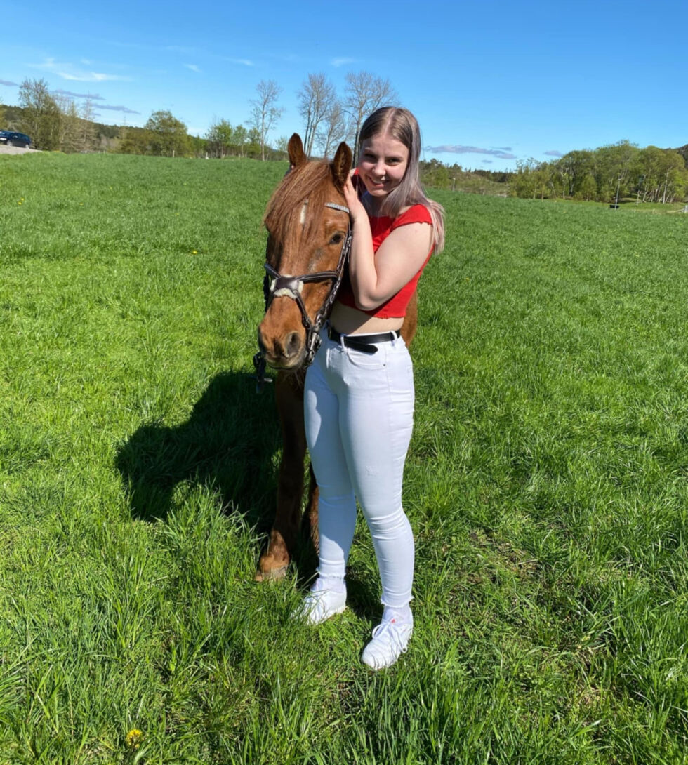 Hesten har vært viktig for Ermin Sofie gjennom ungdomstiden.
 Foto: privat