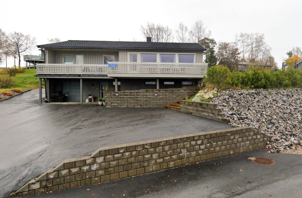 Dette huset i Øvre Kirkåsen på Kolvereid er nylig solgt for  3.700.000 kroner.
 Foto: Google Streetview