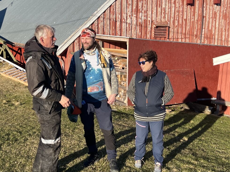 Aune i samtale med Kystmuseets Kjell Sørensen og Kristin Kjønsø.
 Foto: Lillian Lyngstad