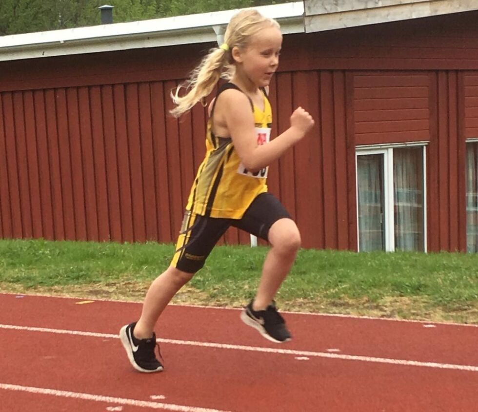 Nora Ellingsen Flasnes (8 år) debuterte i NA-karusellen i helga. Hun stilte i tre øvelser og sanket ni poeng for Kolvereid i lagkonkurransen.