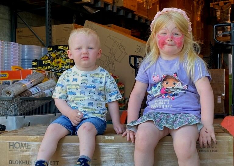 Her sitter den stolte vinneren av hovedpremien. Thomas Ørsand Paulsen (1), sammen med storesøster Andrea Ørstrand Paulsen (5).