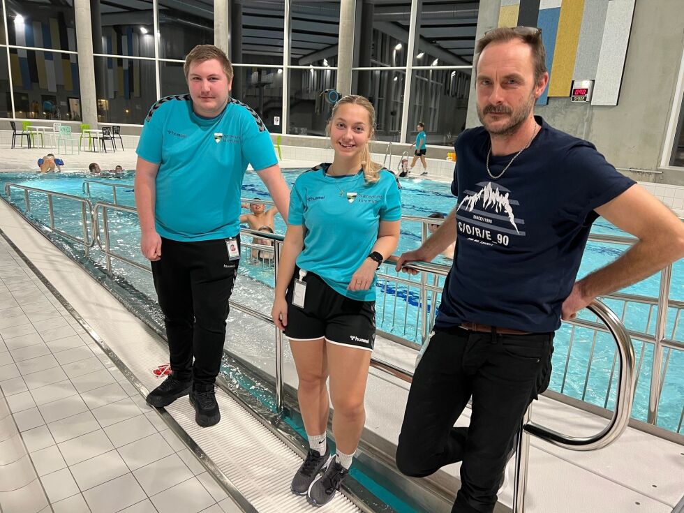 Lars Marvik Hågensen, Dina Bratland og Nils Magne Anfinnes har sin faste arbeidsplass i svømmehallene.
 Foto: Lillian Lyngstad