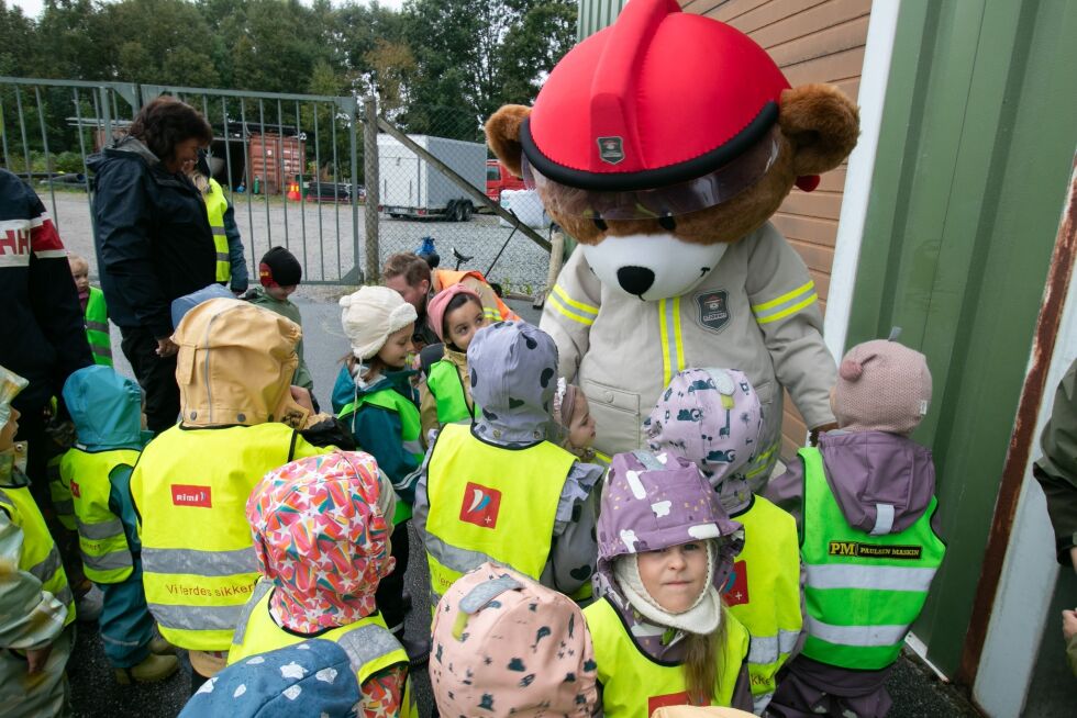 Det var stor stas for de små å få møte Bjørnis.
 Foto: Nærøysund kommune