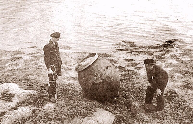 Tyske sprengingseksperter i ferd med å sprenge ei av minene som drev i land på Vikna.
 Bilde fra boka «Krigsminner fra Rørvik» av Odd Elveland