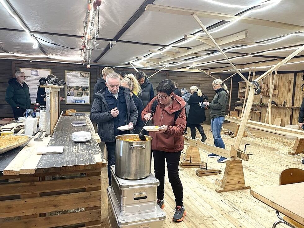Bindal kommunestyre hadde befaring i "Båthåla" og fikk servert hjemmelaget bacalao.
 Foto: Hild Dagslott