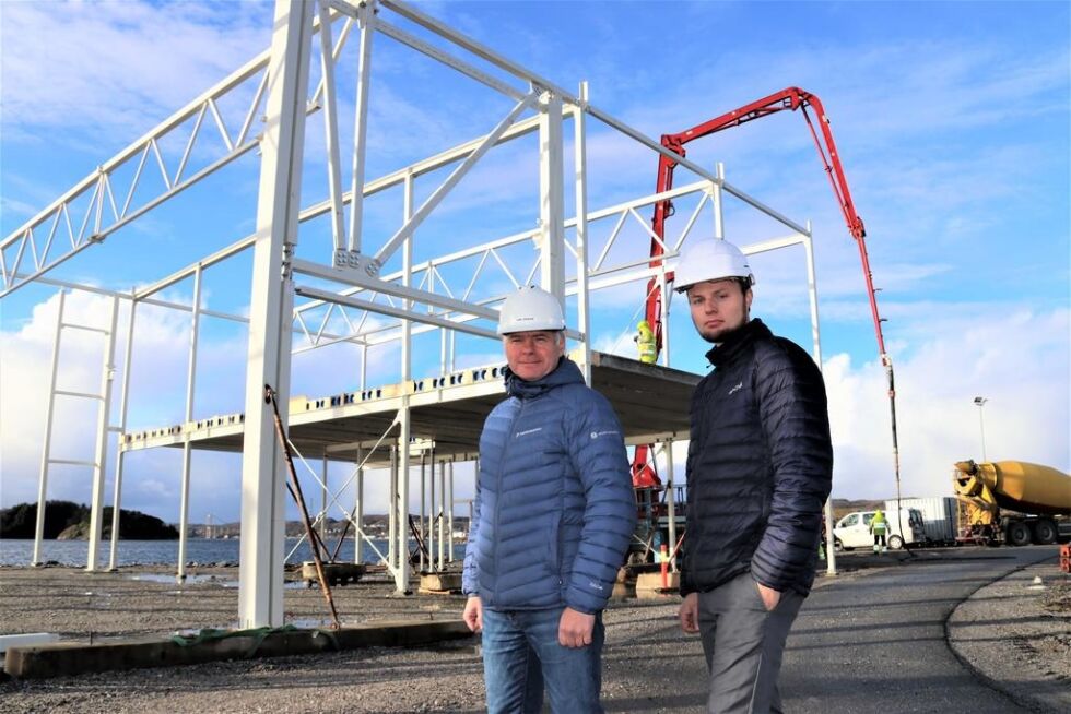 Are Brekk, konsernsjef i Moen Marin Group, og Ivar Sandneseng, daglig leder i Mekon AS foran næringsbygget som er under oppføring.