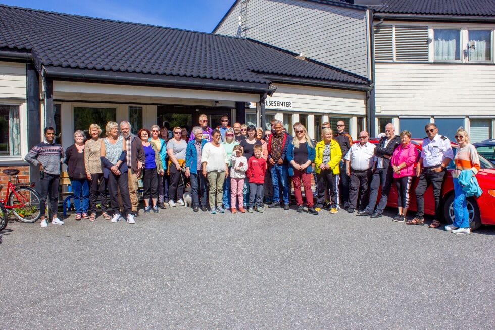 Nesten 50 stykker møtte opp ved legevakta for å vise sitt engasjement.
 Foto: Stine Vikestad