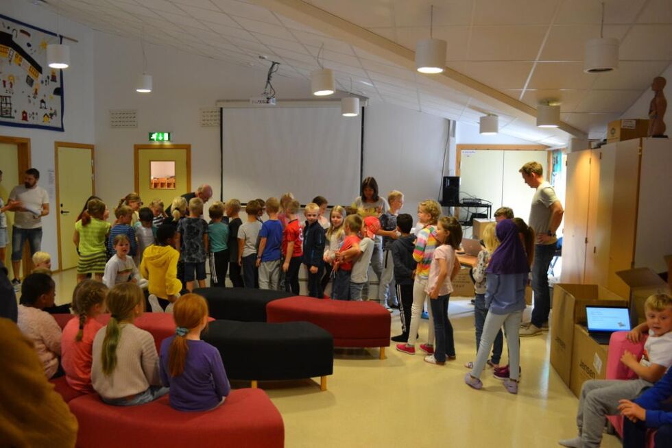 Køen under utdelingen av nettbrett var preget av spente og blide skoleelever.