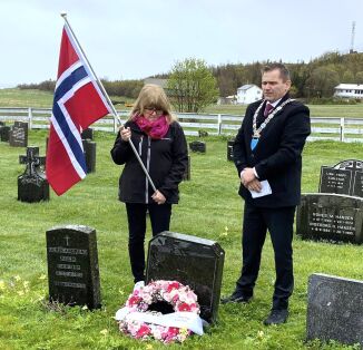 Frigjøringsdagen feiret med kransenedleggelse, kunst og konsert