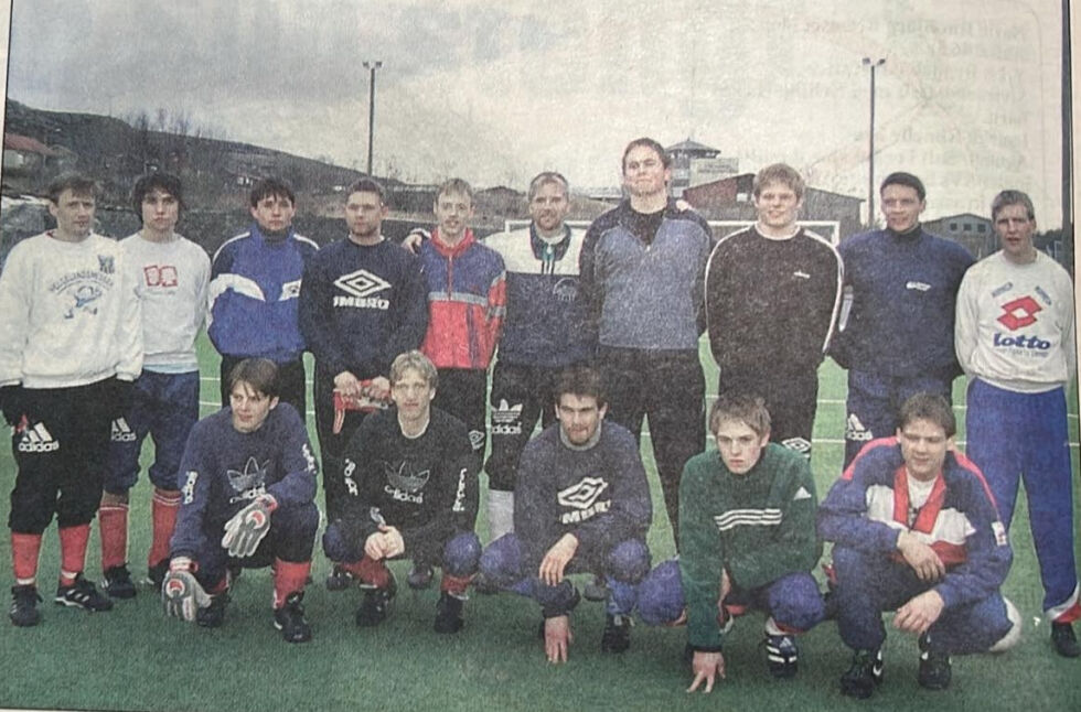 Rørvik-guttene var klare til seriestart: Spillende trener Geir Arne Storfjord, Ola Krystad, Ronny Sandnes, Thomas Rønning, Tore Bratland, Jens R. Husby, Svein Vegard Volden, Marius Larsen, Øyvind Eldegard og Bjørnar Ramfjord. Foran: Andreas Haugvik, Håvard B. Tørum, Håvard Krogstadmo, Eidar Furu og Ståle Valø.