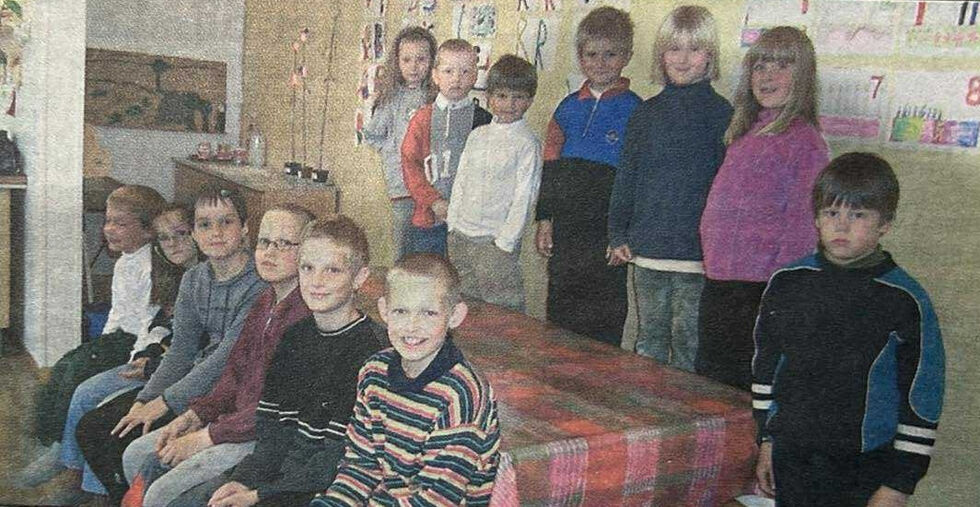 Elever fra Foldereid ble premiert for refleksbruk: Ola Øren, Maren Haug, Ayla Johansen, Kristian Laugen, Martin Mardal og Thomas Laugen. Bak: Lene Johansen, Aleksander Laugen, Ragnar Øren, Aksel Engstad, Olaug Wennevik og Kristin-Marie Waagø.