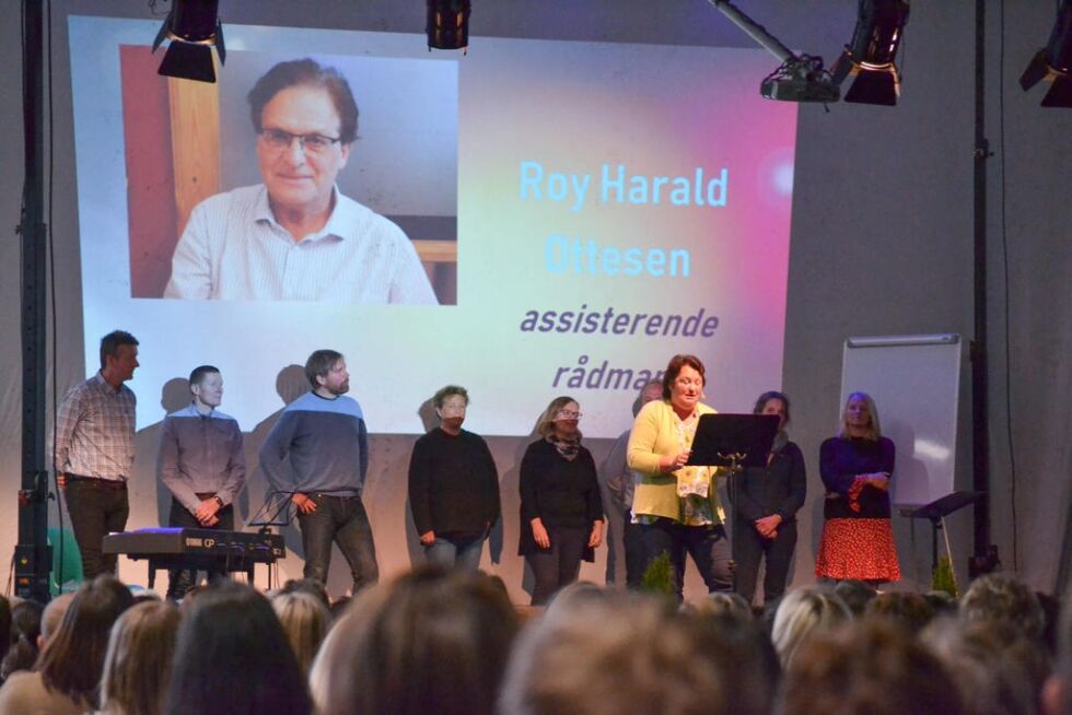 Hege Sørlie som blir rådmann i nye Nærøysund kommune tok med seg nesten hele ledergruppen i den nye kommunen på scenen.