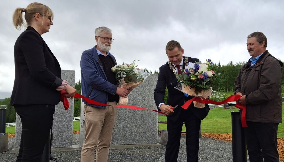 Kirkeverge og daglig leder Marte Breisjøberg, leder i Bindal kirkelige fellesråd Jens Christian Berg, Ordfører Frode Næsvold og Kirketjener Frank Batz - klipper båndet og markerer åpningen av den nye minnelunden.
 Foto: Birgitte Måøy Alte