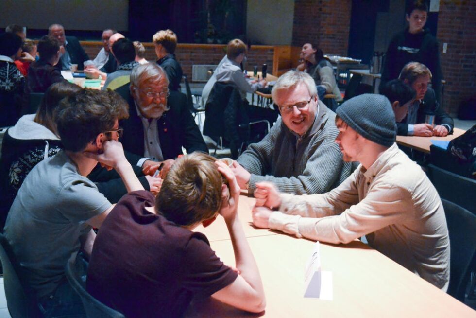 Fra venstre: Åge Husby (FrP) og Hans Martin Storø (V) sitter her med Oliver Brasø og snakker om hva som kan gjøres med kulturtilbudet i regionen.