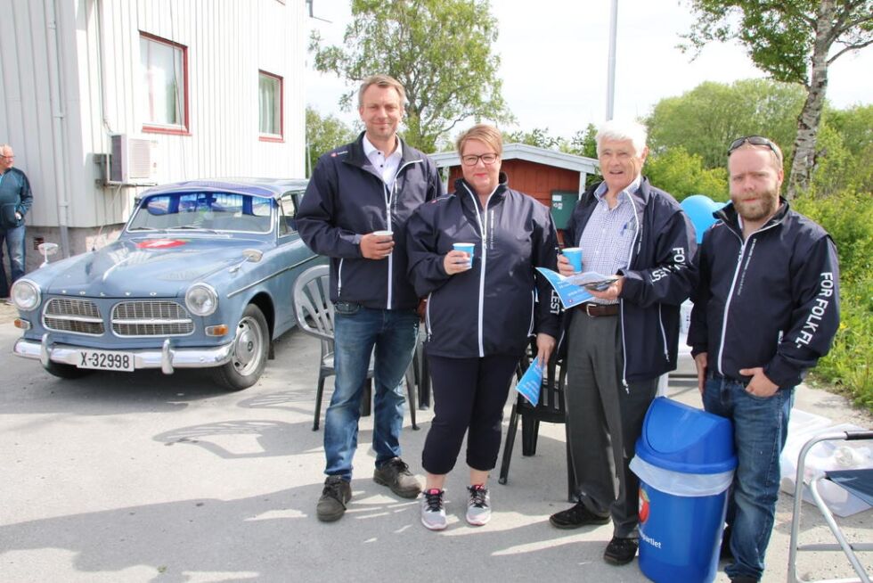Terje Settenøy, May Linn Waagø, Harald Holand og Morten Haugerøy innledet sommerturneen for Nærøysund Fremskrittsparti på lørdag. FrP-laget ønsker å reise rundt for å bli bedre kjent med den nye kommunen som er en realitet i 2020.