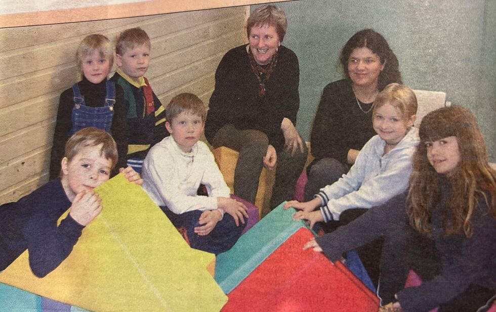 Ved Kolvereid skole kunne de minste elevene glede seg over det nye hopperommet Skofus. Mads Robertsen (fra venstre), Helle Rønningen, Ole Martin Laugen, Karl Petter Nordbøe, rektor Aud Haug, Rigmor Grøtting, Mariann Iversen og Line Therese Håpnes.