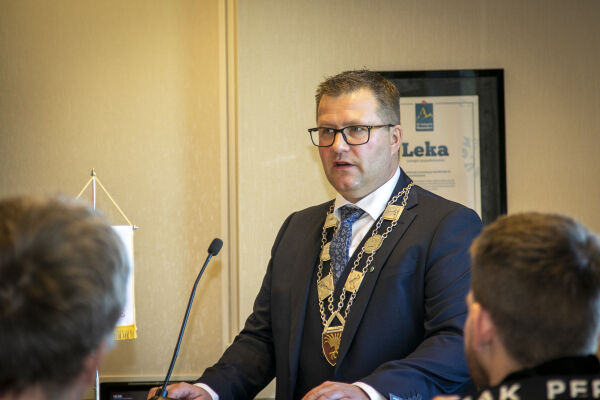 - Nå er det av med silkehanskene
