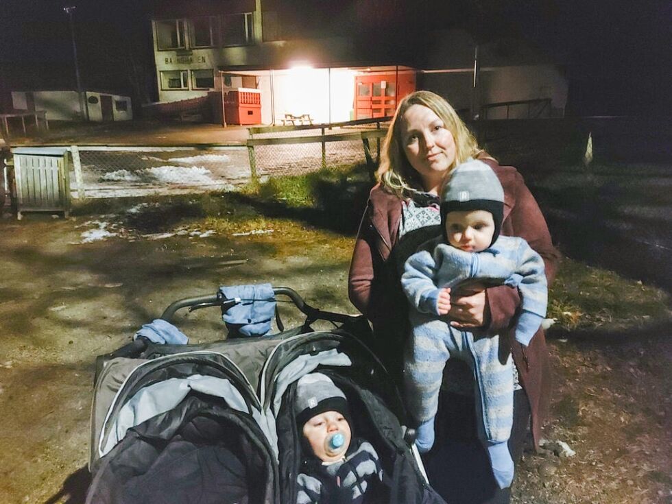 Fortviles over mulig nedlegging. Hege Rørdal med sønnene Håkon og Iver vil bruke Værum barnehage i lokalsamfunnet på Måneset.