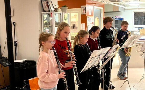 Musikalske innslag og felleskap skapte førjulsglede for de eldre