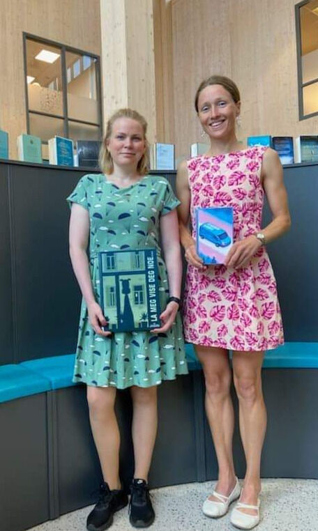 Bibliotekarene Silje Strøm Mellingsæter og Marit Livik håper mange tar turen inn for oppleve å bli lest for.
 Foto: Nærøysund kommune