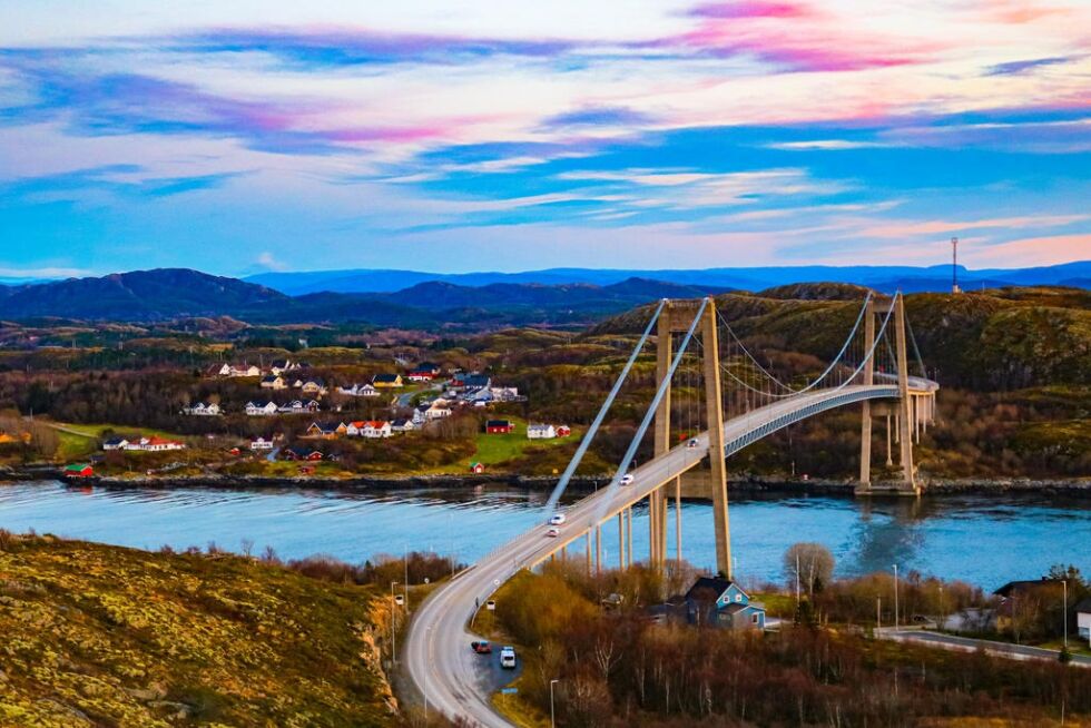 Nærøysundbrua sett fra toppen av fjellet.