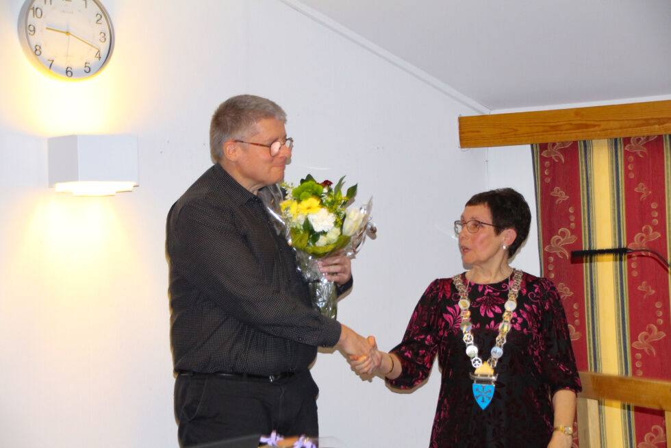 Kommunedirektør Knut Toresen fikk en blomsterhilsen fra avtroppende ordfører Britt Helstad, som en takk for godt samarbeid.
 Foto: Hild Dagslott