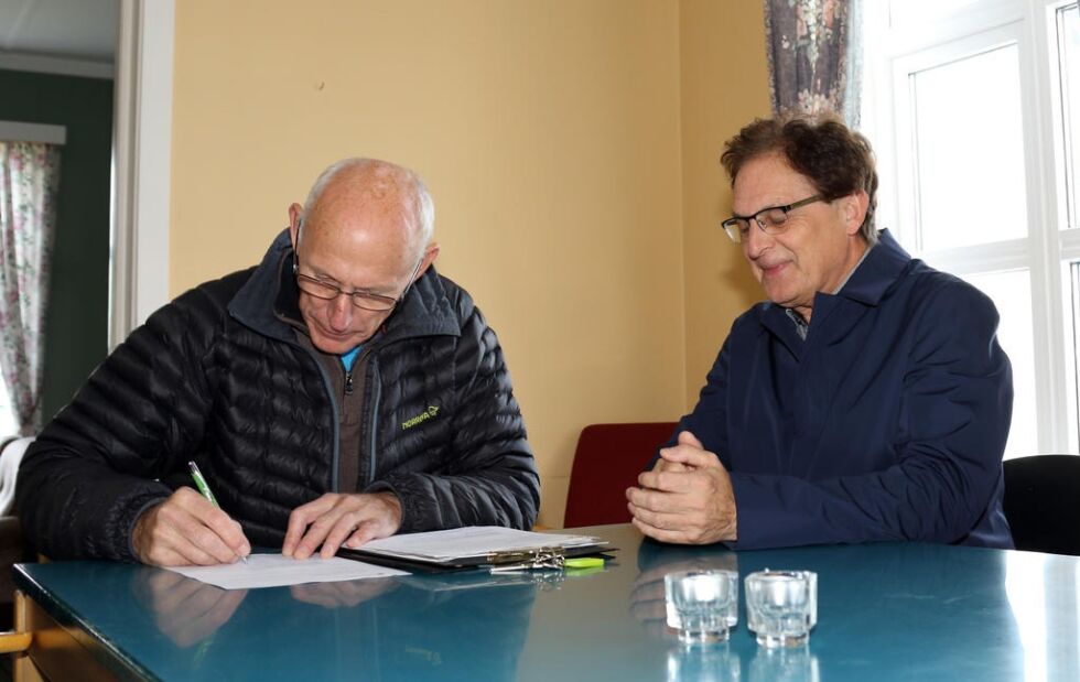 Roy Harald Ottesen (t.h.) var tydelig fornøyd med avtalen som Åge Hestvik signerer.