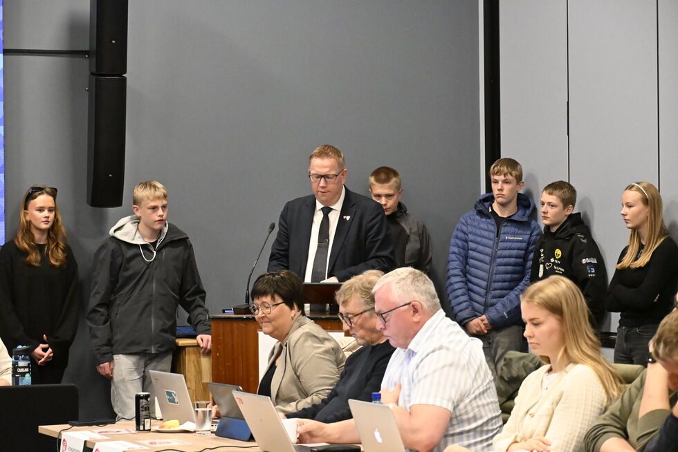 En gruppe ungdommer fra ungdomsklubben stilte spørsmål til ordføreren, som ga klart svar.
 Foto: Lillian Lyngstad