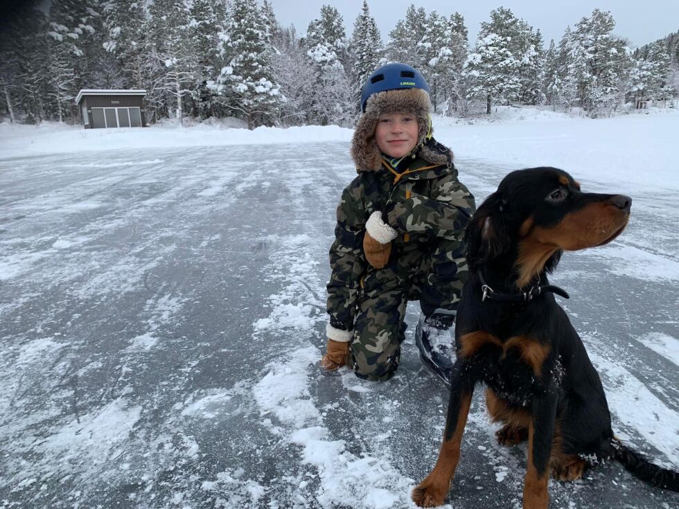 Håkon Helstad Berntsen og hunden Shira hadde en topp dag på Fallbekkvatnet.
 Foto: privat