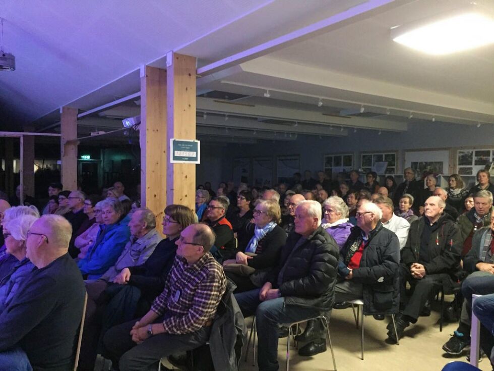 Det var smekkfullt på Bindal museum tirsdag kveld. 113 personer samt gjester og personell. En del måtte snu i døra på grunn av at det var så fullt, så arrangørene kommer til å sette opp ei ekstra-orestilling med det første.
 Foto: Hild Dagslott