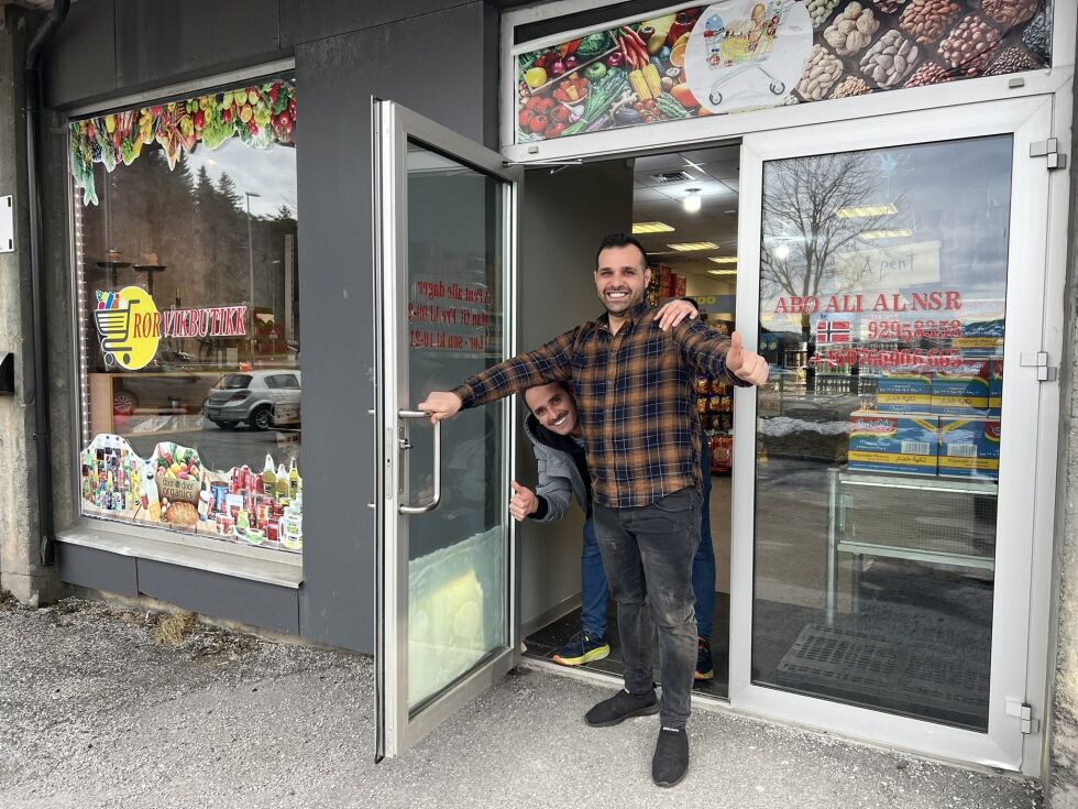Naaem Albdullah (t.h.) er eier, mens storebror Nidal står for bestilling av varer til Rørvikbutikken.
 Foto: Knut Sandersen