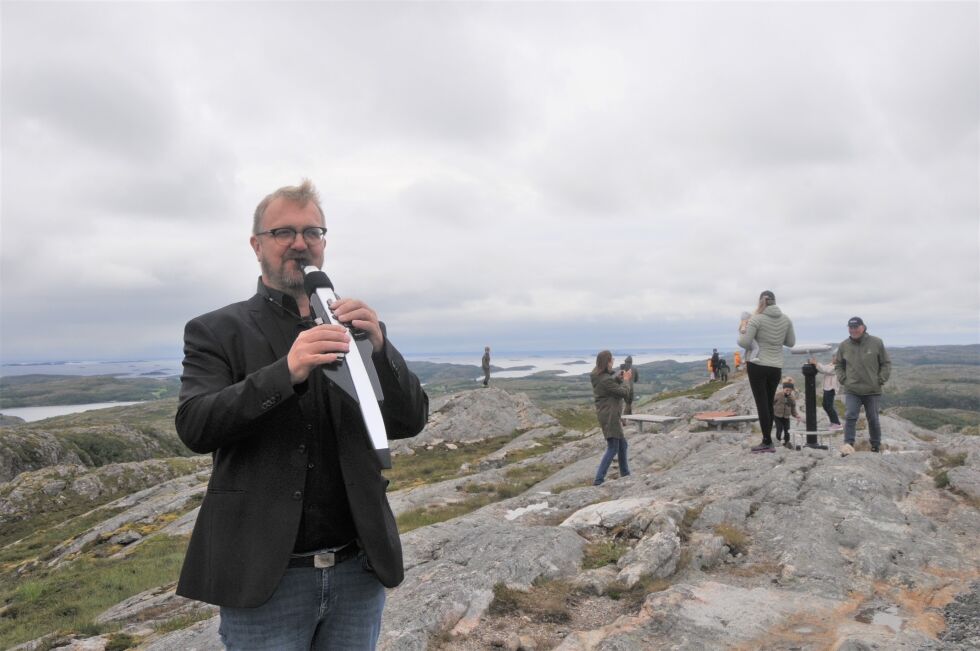 Frank Arild Hasfjord poserer ute med sin elektroniske saksofon i vindparken
 Foto: Knut Grindvik