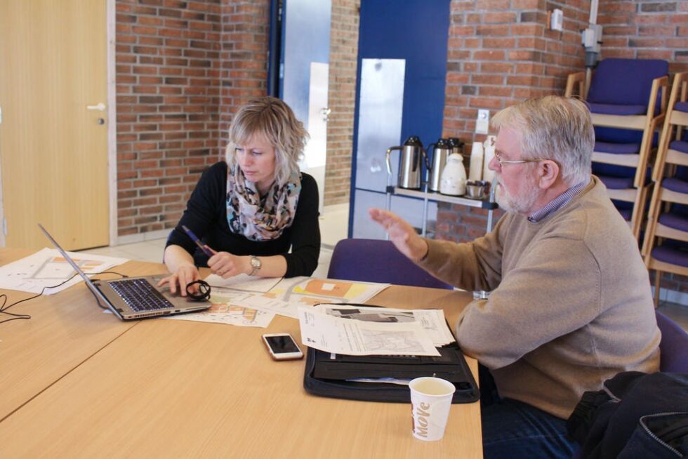 Planlegger Ragnhild Wendelbo Melgård og Einar Eidshaug i dialog om Kolvereid sentrum.