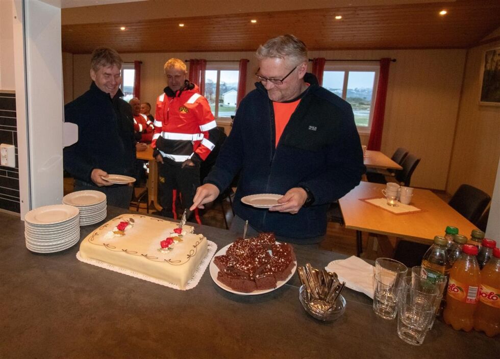 Medarbeiderne hos Paulsen Maskin ble påspandert kake av bygdefolket på Arnøya etter at Asfalten nå er på plass.
 Foto: Nærøysund kommune