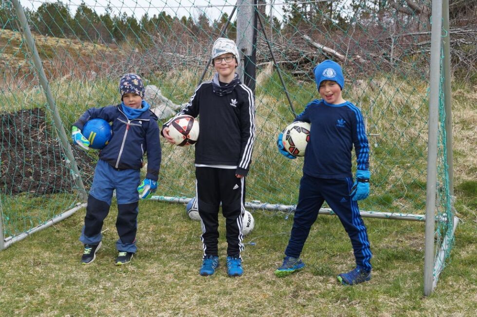 Espen (5), Jonas (9) og Marius (7), alle med etternavn Hellesø, var tilstede på dugnad, men ville helst trene fotball for å bli stjerner i Rosenborg eller Barcelona.