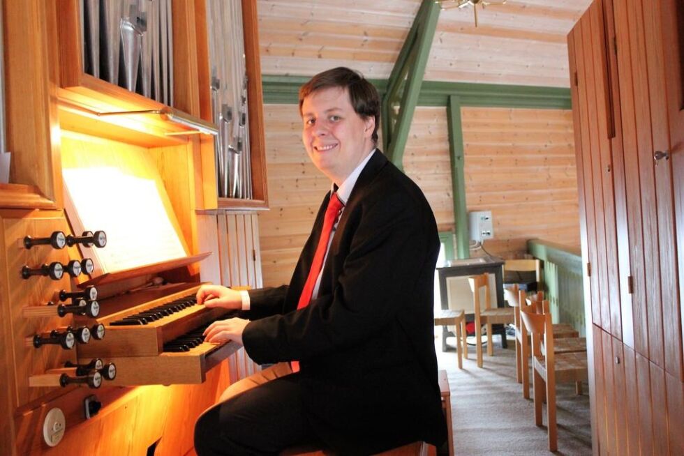 Organist i Bindal, Michal Medzkiewicz,  skal i tillegg jobbe som barne- og ungdomsarbeider i året som kommer.