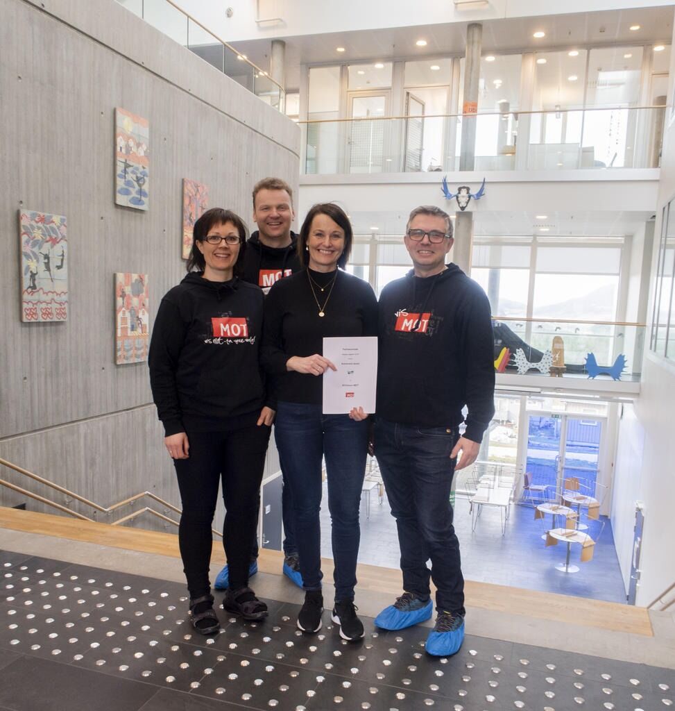 Eirin Kristiansen Ramstad, Rune Olsen, rektor Unni Berit Finne og Kjell Arne Valø med avtalen som viser at MOT er en del av skolehverdagen også på Kolvereid.