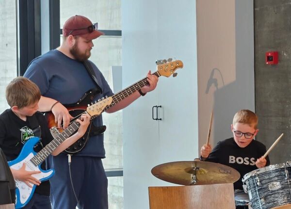 Musikk, kunst og skaperglede i fokus under hektisk kulturskoleuke i Nærøysund