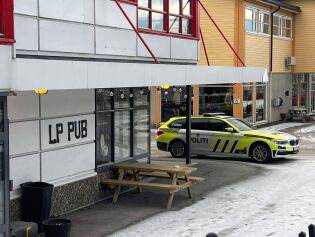 Derfor sto det politibiler utenfor puben på en mandag