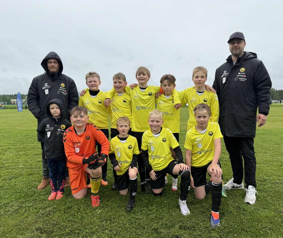 Kolvereids Gutter11 lag på Storsjøcup, med trenerne Kim Rune Bøe og Pål Remi Kornerud.
 Foto: Privat