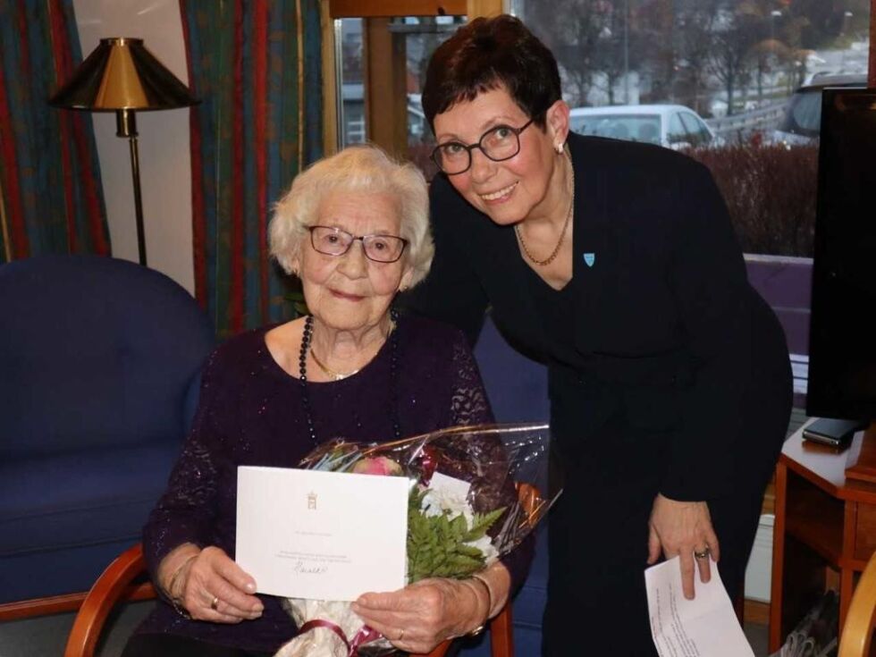 Solfrid Sylten mottok blomster fra ordfører Britt Helstad i Bindal kommune, og hilsen fra Kong Harald på 100-årsdagen mandag 6. januar.
 Foto: Jens Christian Berg