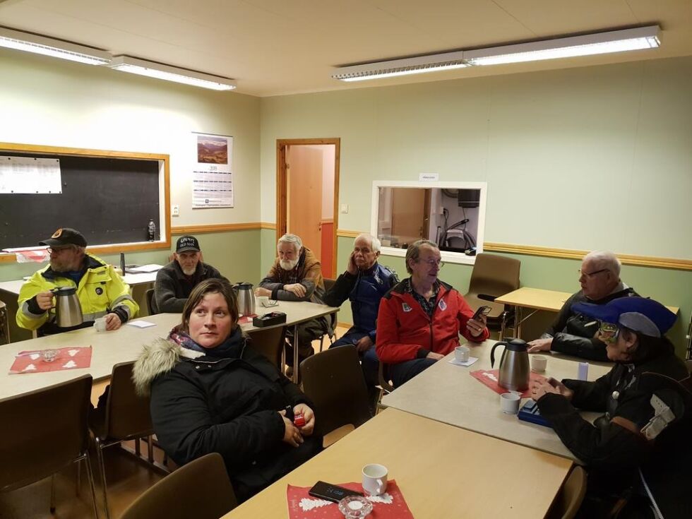 Praten gikk lett over kaffebordet mens resultater fra skytinga til hver enkelt ble vist på storskjerm.