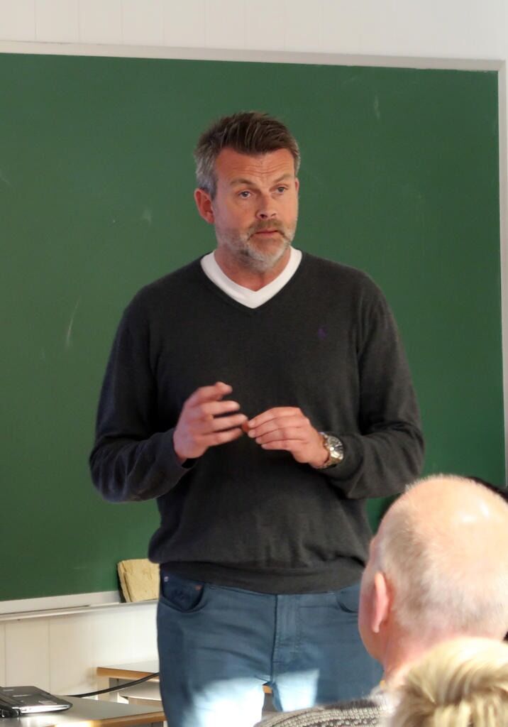 Hans Christian Ingdahl fra Telenor forklarte innbyggerne hva tilbudet om fiber innebærer av muligheter.