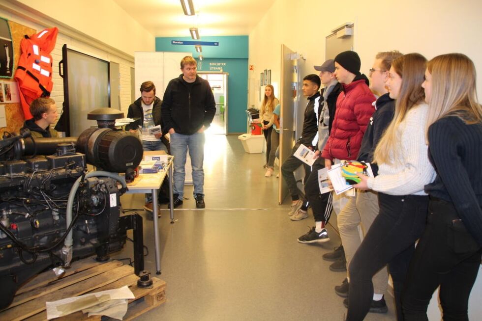 Elevene besøkte blant annet ulike stands hvor representanter for skole og næringslivet fortalte om mulighetene.