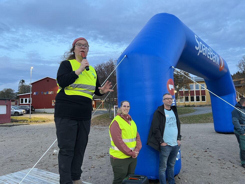 Initiativtakerne representert ved Camilla Vågan og Stine Barstad Holm ønsket velkommen. Her med varaordfører Terje Settenøy.
 Foto: Lillian Lyngstad